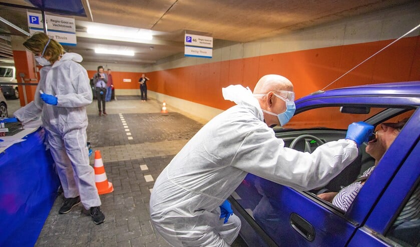 GGD-verpleegkundigen Kees Edink en Lian Horsman controleren een zorgmedewerker.