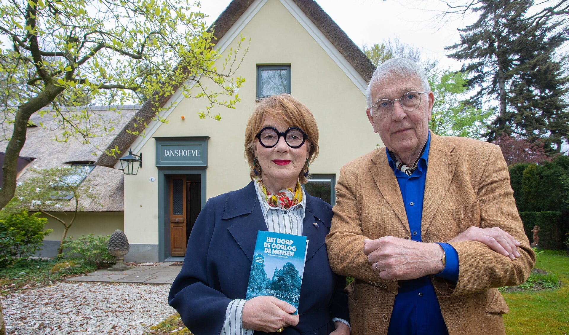 Ineke Hilhorst en Teun Koetsier met hun nieuwe boek 'Het dorp, de oorlog, de mensen'.