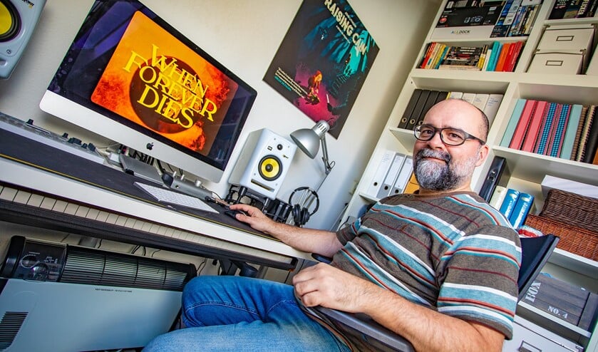 Regisseur Peet Gelderbom van 'When Forever Dies' thuis achter zijn bureau.