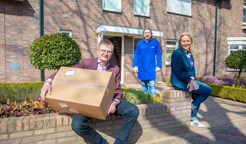 Wethouder Bert Rebel met de eerste foodbox, die nu ook een Oranje versie kent. Rechts initiatiefneemster Gaby.