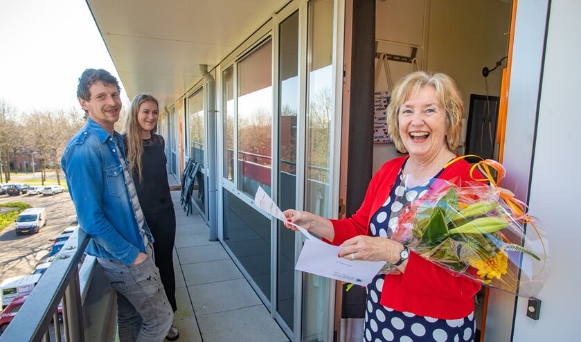 Activeringsmedewerker Annemarie is blij verrast met de bos bloemen die ze kreeg van TijdvoorMeedoen.