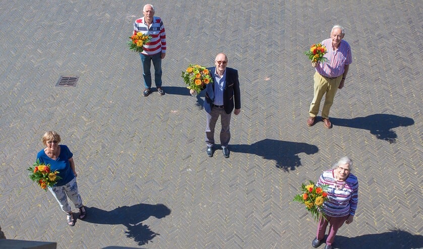 Robert Harsevoort, in het midden, kreeg in Gooise Meren een koninklijke onderscheiding.