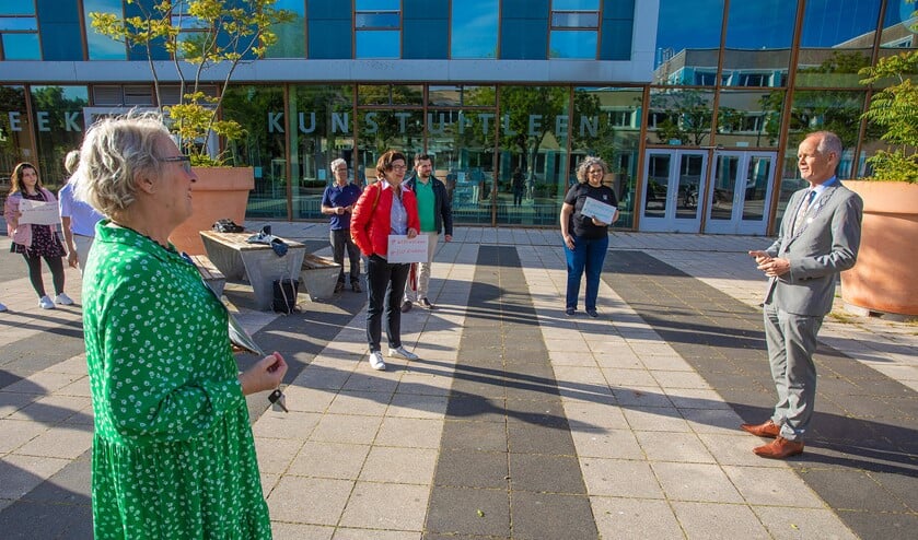 Burgemeester Niek Meijer ging nog in gesprek met de demonstranten.