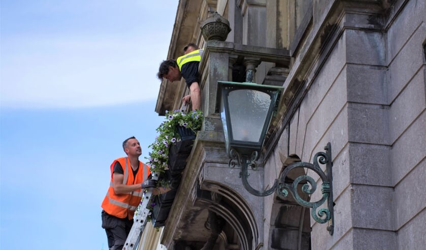 Ook aan het balkon van het stadhuis hangen weer bloemen.