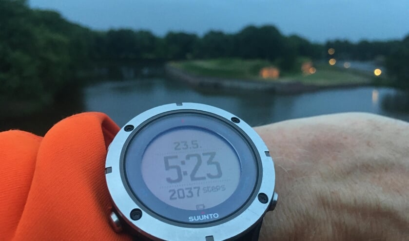 Exact op 5.23 uur stond het duo op de top van de Vestingwallen.