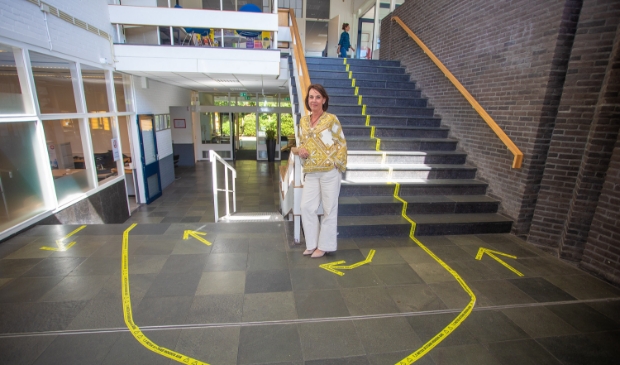 Rector Loes IJkelenstam laat zien welke maatregelen er bij Laar & Berg zijn genomen om weer veilig naar school te komen.