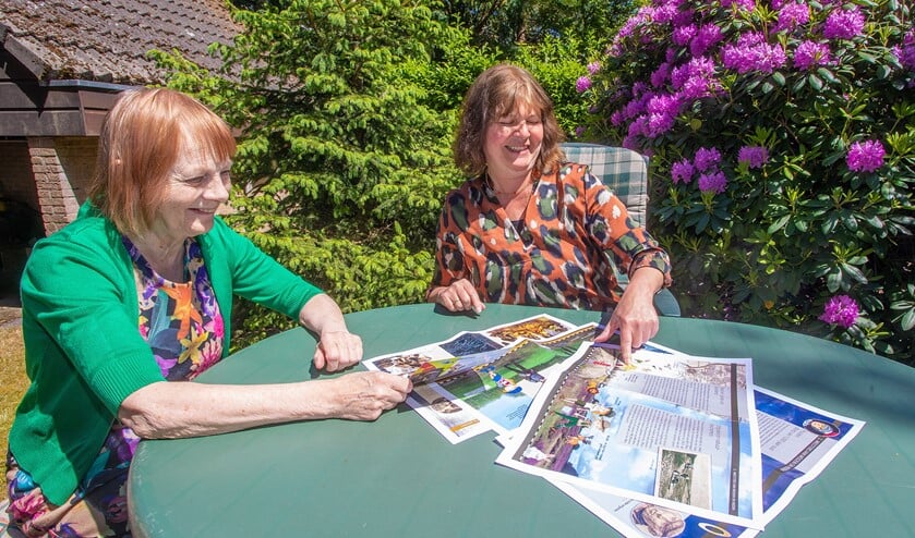 Ineke (l) en Darja bekijken de drukproeven van de juniorversie van de Canon van Huizen.