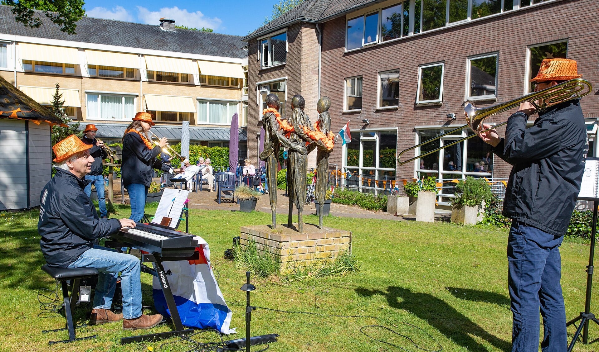 Het kwartet maakt van Bevrijdingsdag een feestje voor de bewoners van Johanneshove.