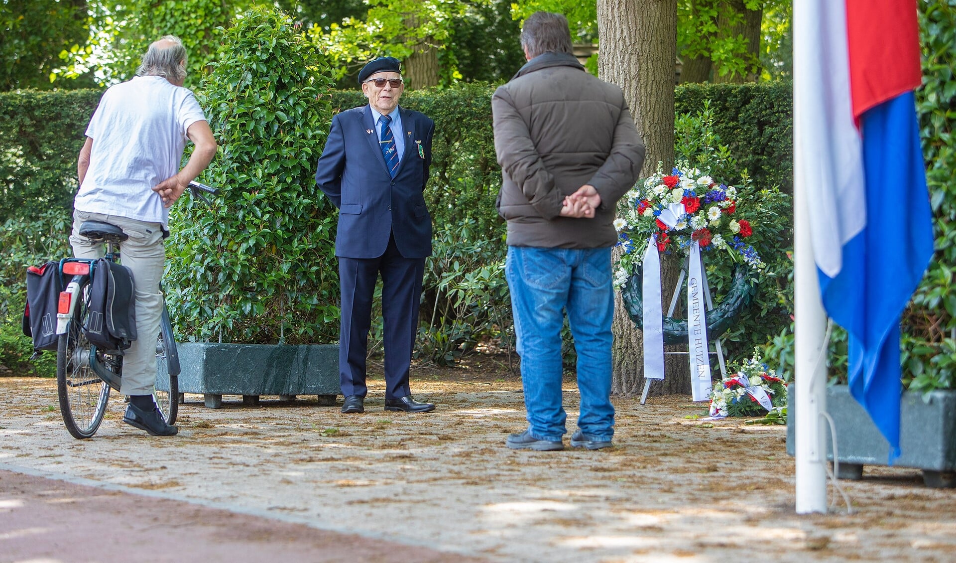 Veteranen houden de hele dag een erewacht bij het monument op het Prins Bernhardplein.