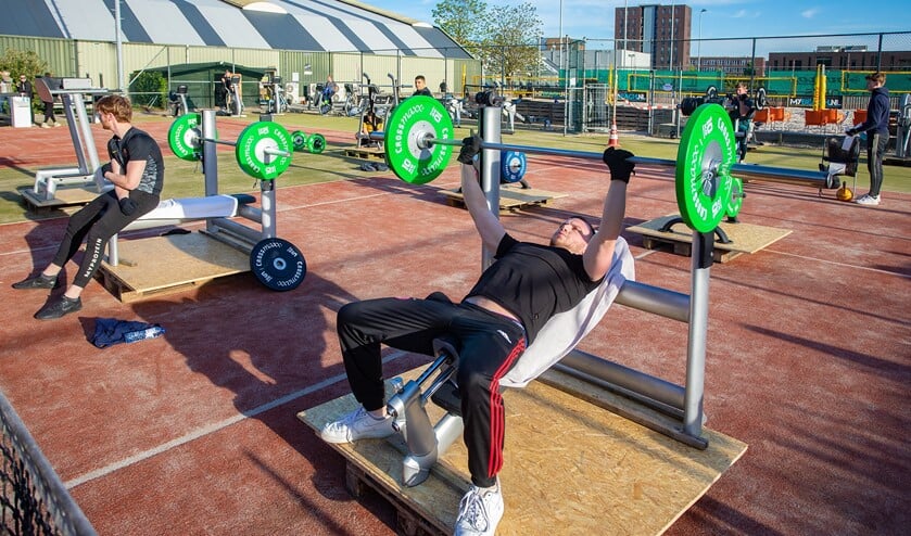 De sporttoestellen staan bij Coronel Sports op pallets, zodat deze makkelijk naar binnen en buiten kunnen worden geplaatst.