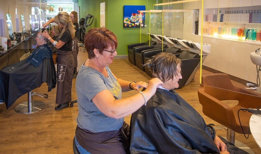Ook bij Arti Hair in Huizen is de kapsalon zo ingericht dat er geknipt kan worden volgens de coronamaatregelen.