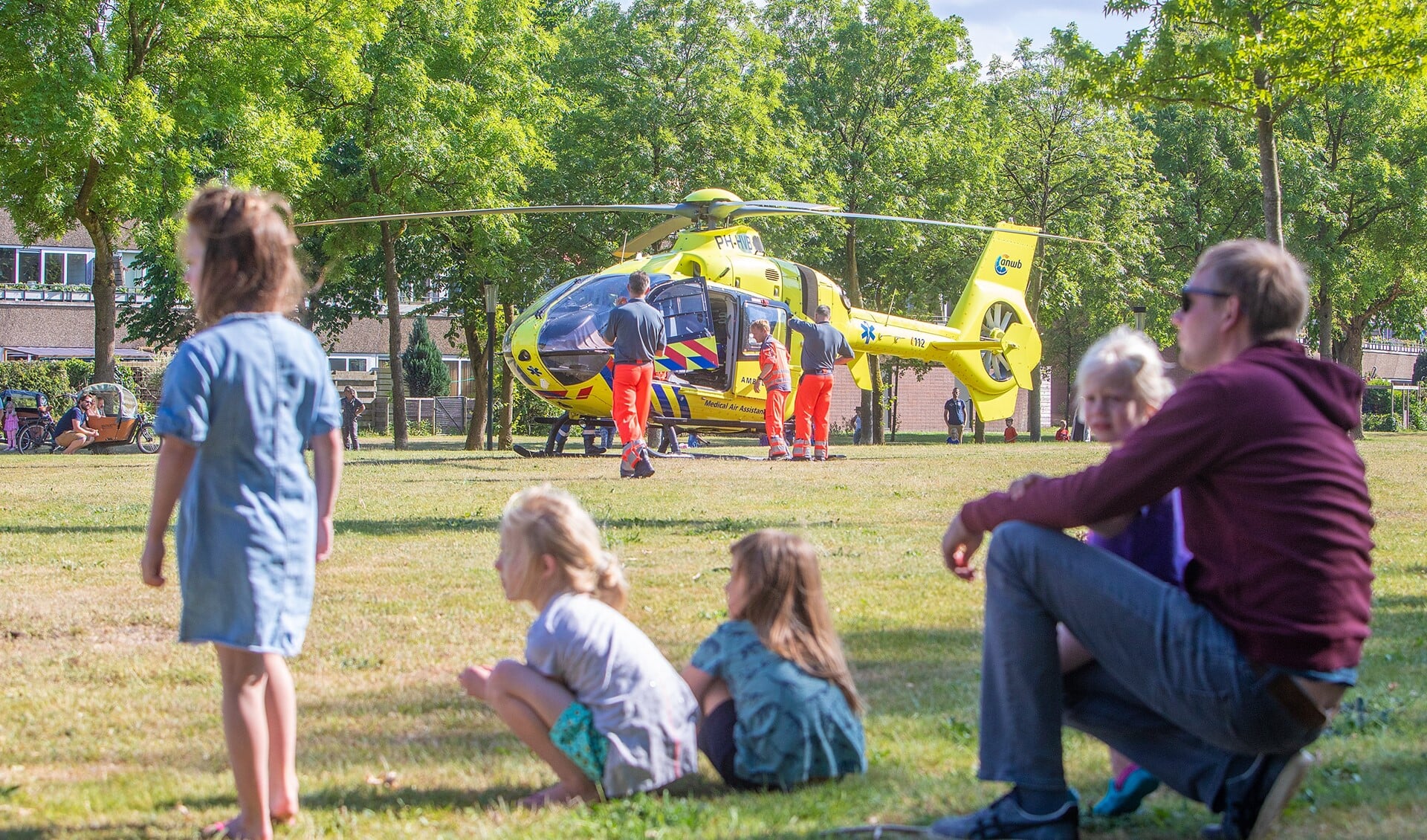 De traumahelikopter landde in het parkje bij De Maten en trok bekijks van zo'n 150 mensen.