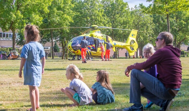 De traumahelikopter landde in het parkje bij De Maten en trok bekijks van zo'n 150 mensen.