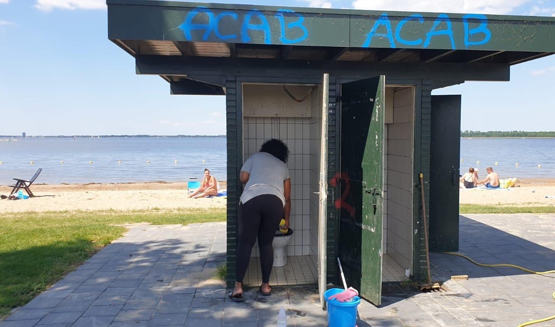 Schone toiletten op het strandje in Blaricum.