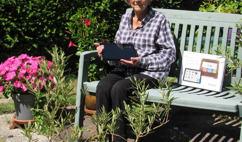 Mevrouw Van de Kamp heeft een Compaan-tablet te leen gekregen.