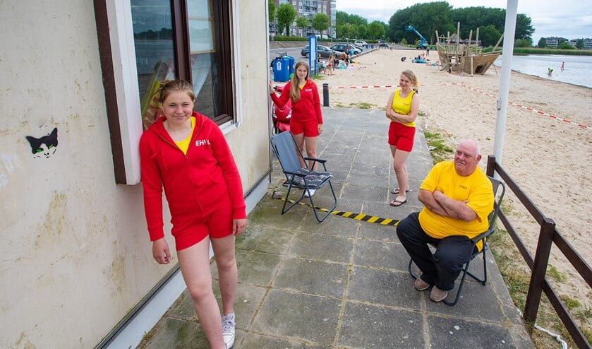 De strandwachten moeten ook rekening houden met alle coronamaatregelen.
