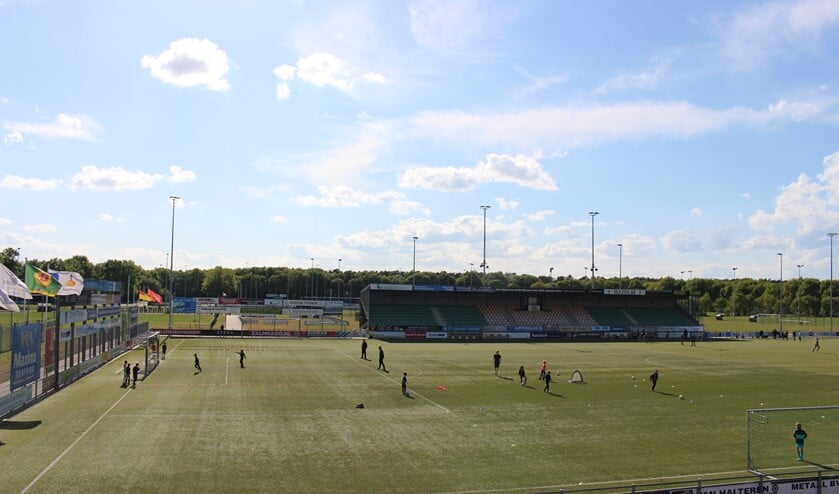 De jeugd traint weer bij s.v. Huizen.