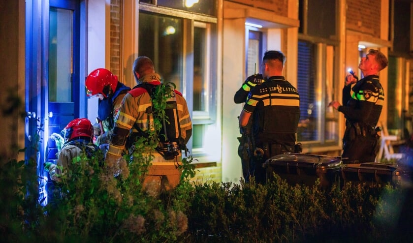 De politie en de brandweer bij de woning na de vondst van de wietkwekerij in mei.