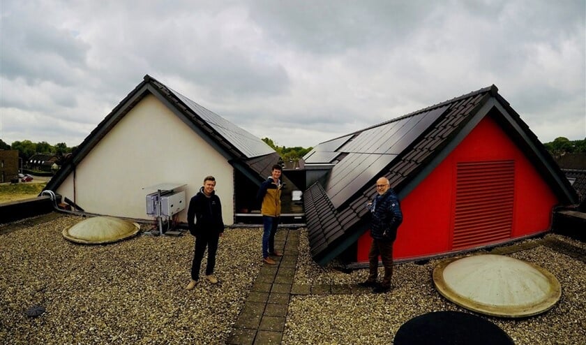 Zonnepanelen op het dak van een school in Amerongen.
