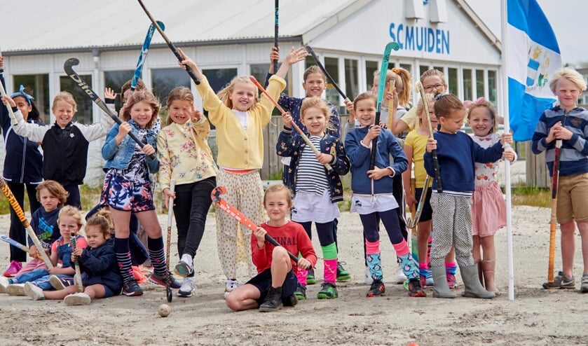 Het lijkt onwaarschijnlijk, maar over drie maanden liggen hier twee splinternieuwe waterhockeyvelden van zeer hoge kwaliteit.