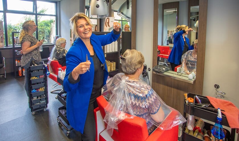 Annemiek Limburg van Moderno Hairdesign in Eemnes was blij dat ze vandaag weer aan de slag kon.