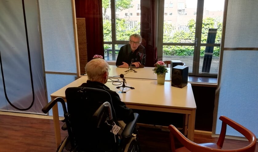 Binnen in een van de ruimtes is met een scherm een Praathuis gecreëerd waar bewoners weer op ooghoogte met familie kunnen praten.