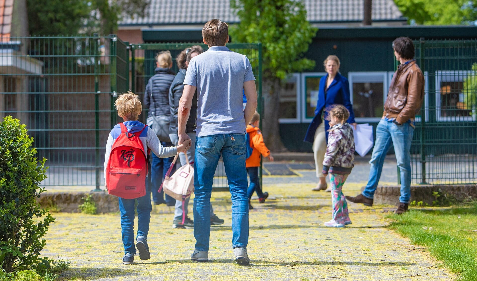 Kinderen worden gebracht bij de Juliana Daltonschool in Bussum.