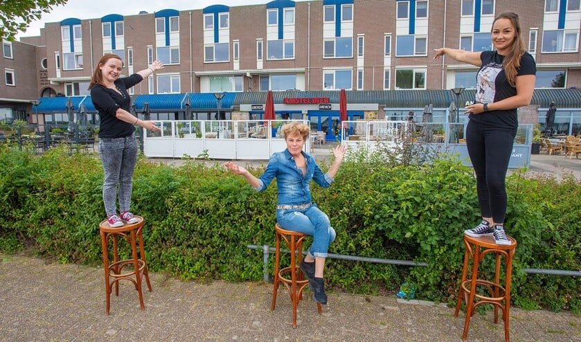 Aina, Ria en Yakima laten alvast zien waar straks ook een terras komt om gasten te ontvangen.