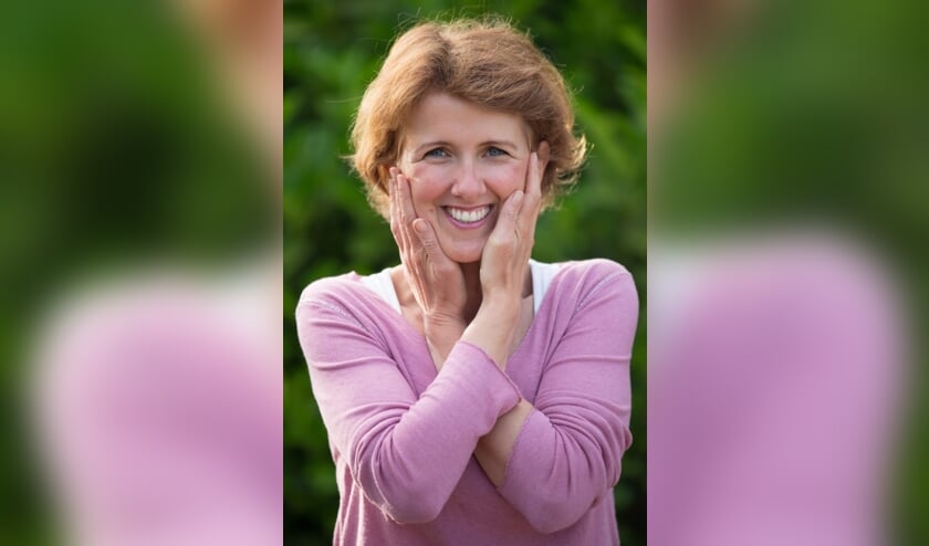 Wendela van Beek is ervan overtuigd dat deze 'zelfknuffel' de huidhonger vermindert.