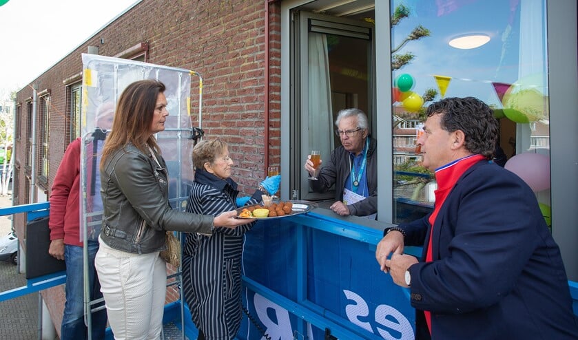 Riena bezocht haar man in De Bolder op deze speciale dag met een hoogwerker. Links Anita en rechts Peter.