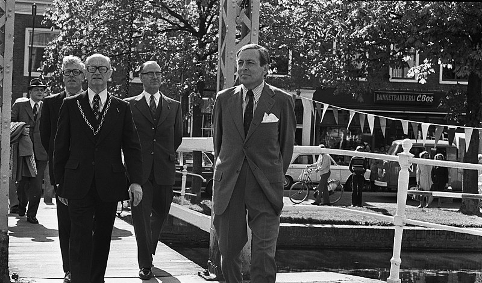 Prins Claus tijdens een wandeling door Weesp met burgemeester Kooiman bij de opening van de afvalwaterzuiveringsinstallatie in Weesp op 12 mei 1975.
