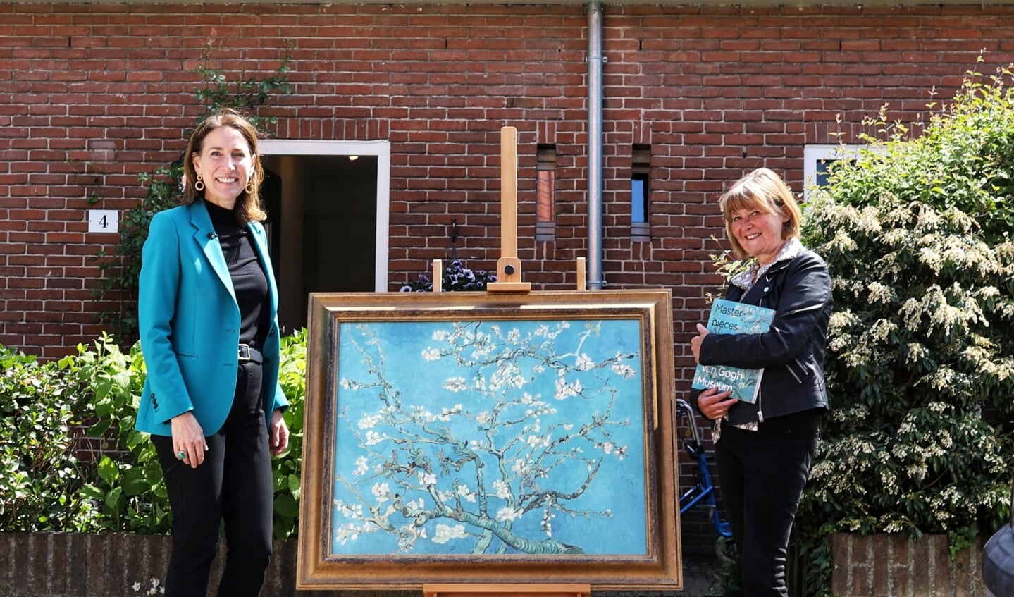 Emilie Gordenker (algemeen directeur Van Gogh Museum) overhandigt Saskia uit Bussum haar eigen ‘Amandelbloesem’.