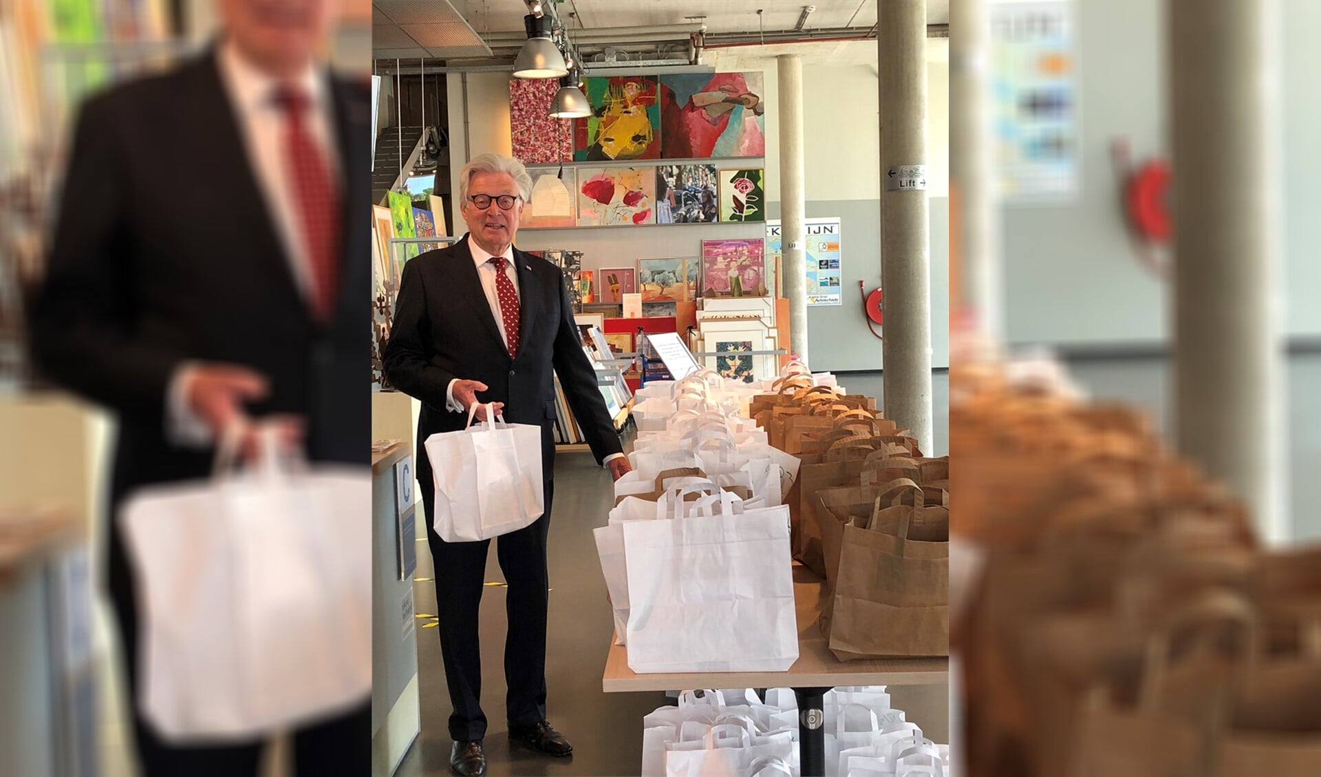 Wethouder Gerard Knoop bij de verrassingstassen van de bibliotheek.