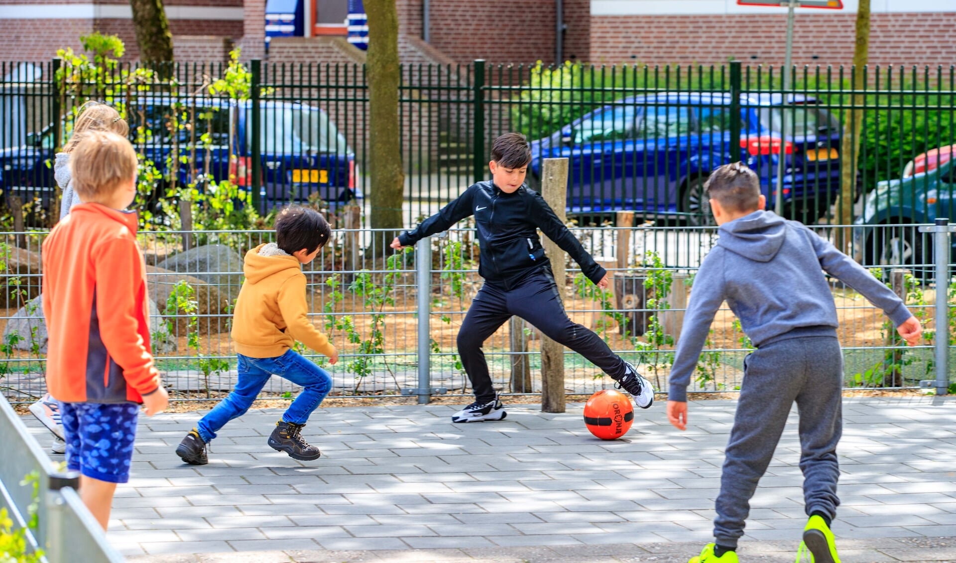 De kinderen van de Wilgetoren konden weer lekker op het schoolplein voetballen. Foto: © Foto Miché / Bastiaan Miché