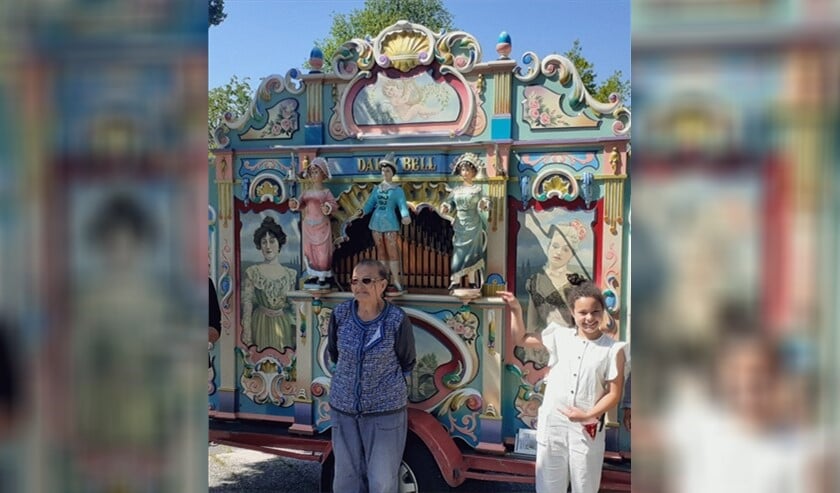 De jarige 'Oma' Wijngaarde en Nicha, de dochter van Debbie, voor het orgel.