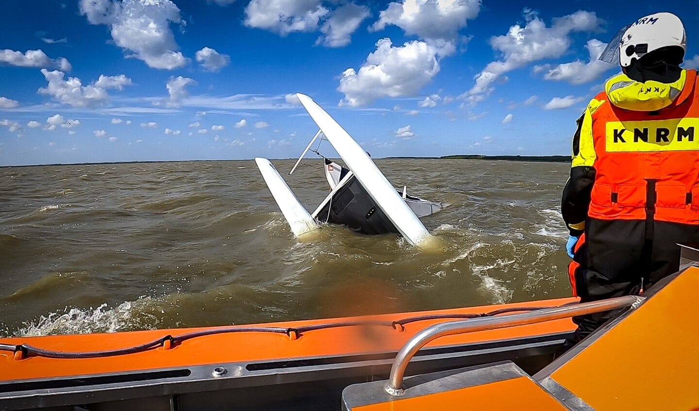 Onder andere twee catamarans raakten zaterdag in problemen door de verraderlijke wind.
