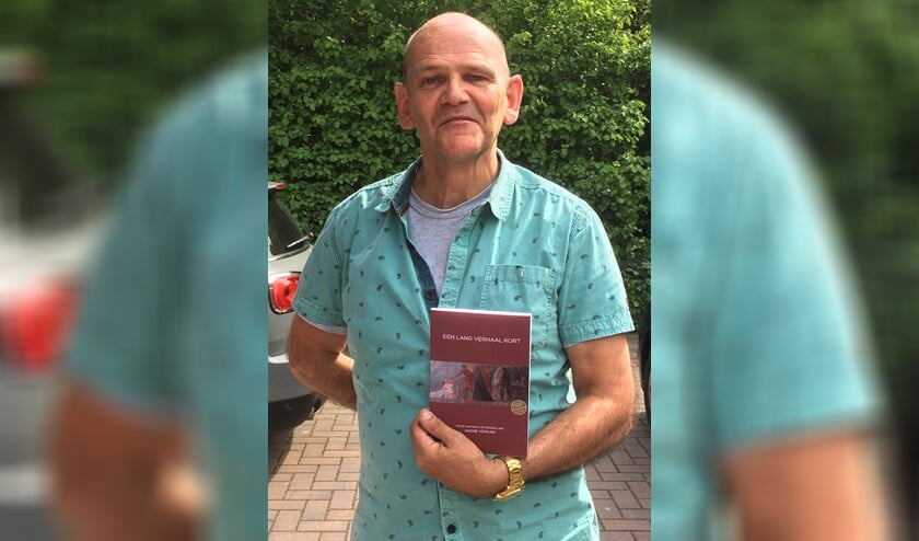 André Verkaik met zijn nieuwe boek 'Een lang verhaal kort'.