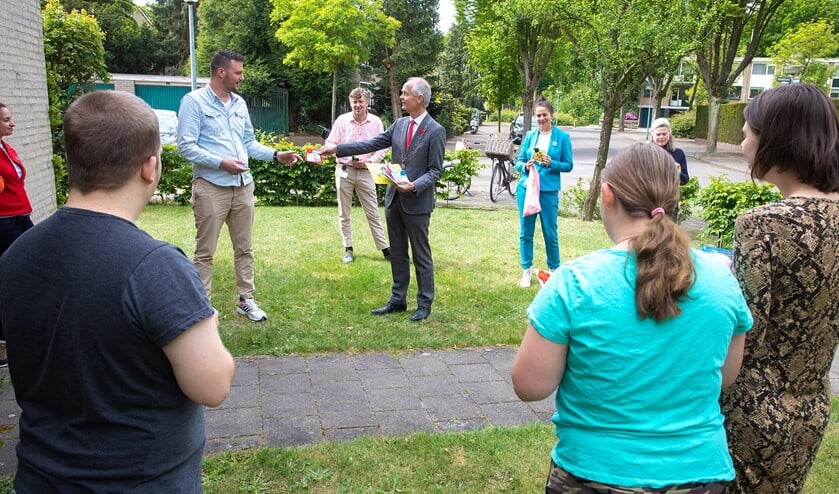 Burgemeester Niek Meijer overhandigde gisteren klaverkaarten aan Stichting Philadelphia Zorg op de Disselweg 9.