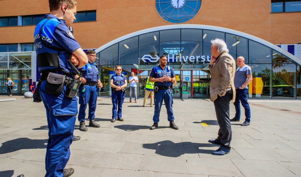 De burgemeester sprak met vanmiddag een aantal handhavers over hoe zij veilig hun werk moeten kunnen doen.