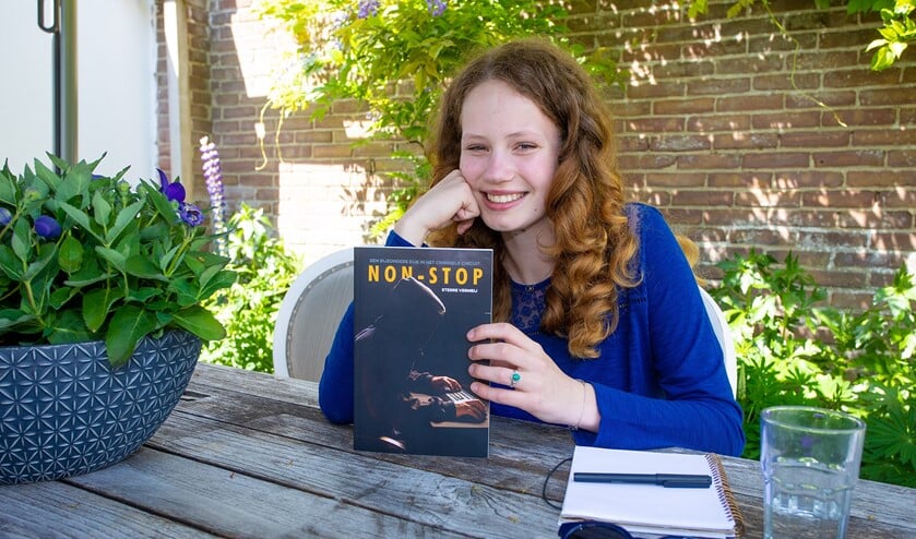 Sterre met haar zojuist verschenen boek Non-Stop.