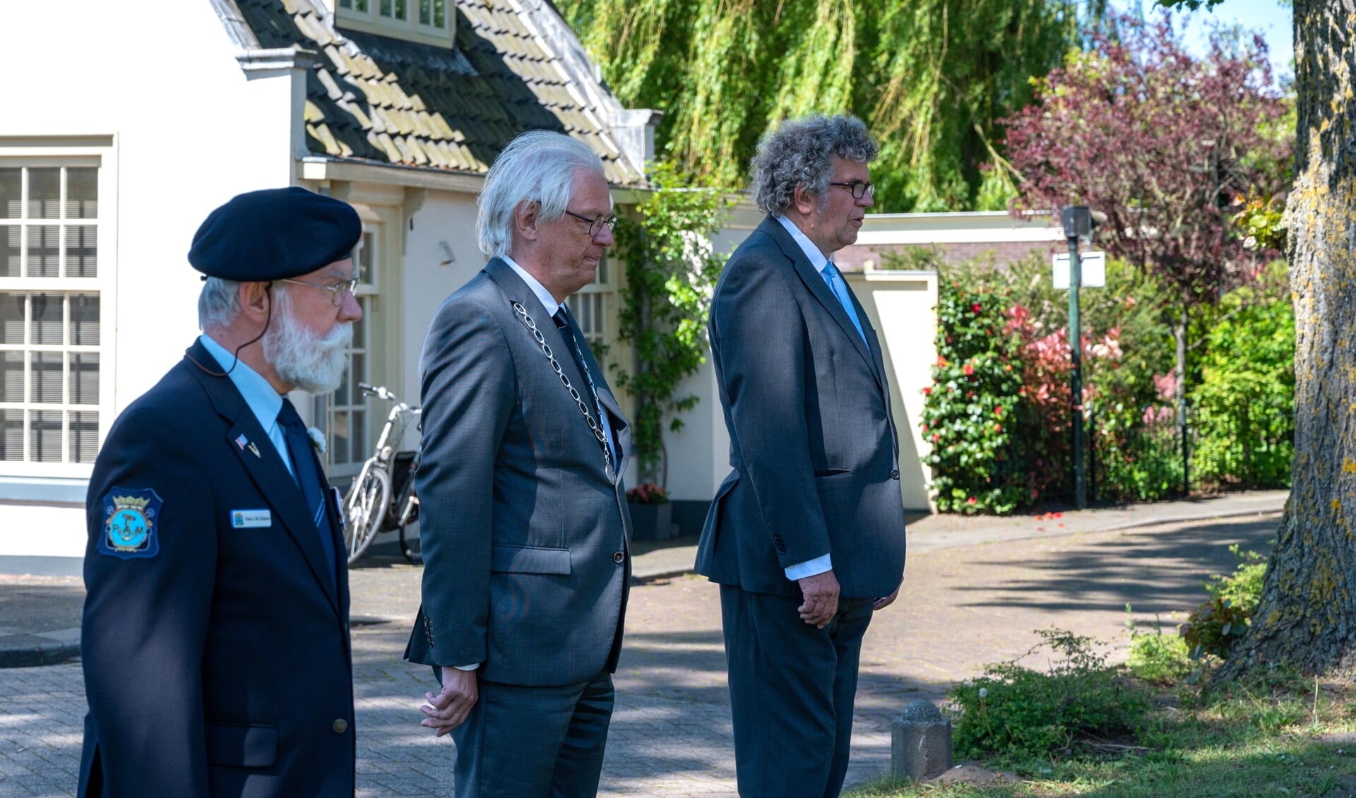 Burgemeester Van Bochove met links van hem Sjoerd Huisingh van de Stichting Nationale Herdenkingen Weesp en rechts veteraan Peter Claesen bij de herdenking op 4 mei.