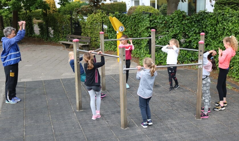 De jeugd actief op het schoolplein van De Tweemaster.