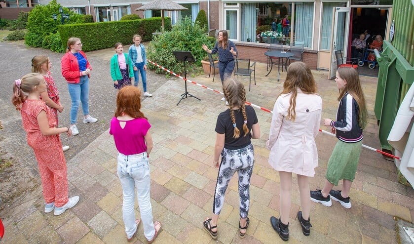 Een deel van het koor Jong Holland trad op voor bewoners van Voor Anker.
