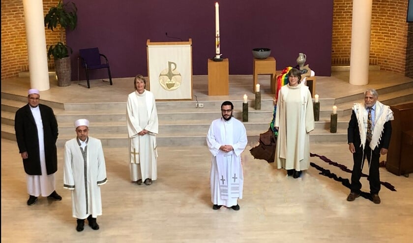 Vertegenwoordigers van de moskeeën, diverse kerken en een rabbijn waren aanwezig tijdens de gebedsdienst.