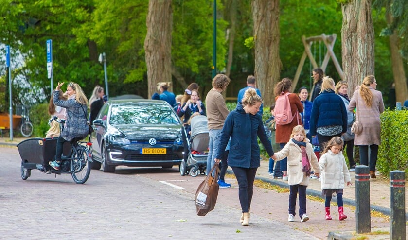 Bij de OBS in Blaricum was het weer ouderwets druk bij het halen van de kinderen.