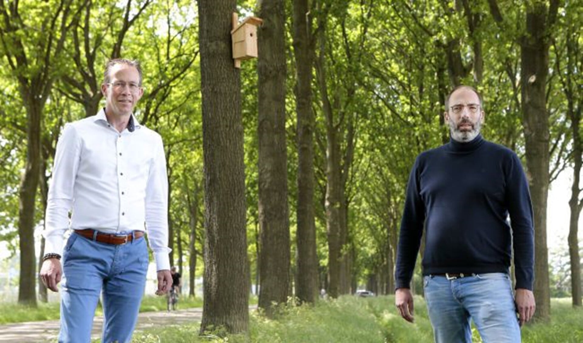 Oscar Mulder (links) en Ivo de Groot in een van de bloemrijke bermen, die ook meehelpen bij de bestrijding van de rups.