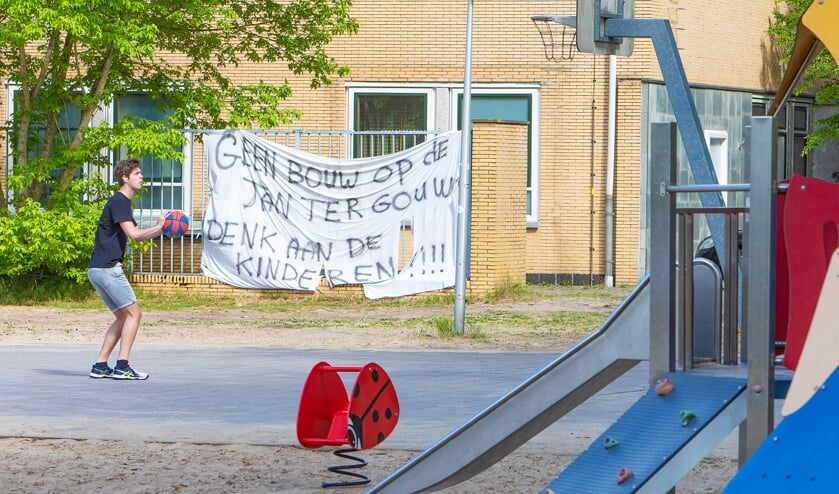 <p>Buurtbewoners schrokken in mei van de bouwplannen op de plek van het speelveldje.</p>