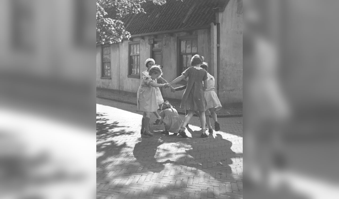 Tussen deze spelende meisjes staat ook Ettel Weiss (met witte baret). Zij werd op 15-jarige leeftijd in Sobibor vergast. De foto dateert uit 1939.