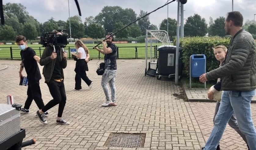 Thijs (tweede van rechts) is uitgekozen voor een reclamecampagne.