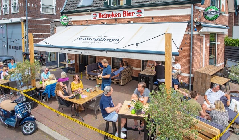 <p>'t Raedthuys in Bussum breidde afgelopen zomer het terras uit.</p>